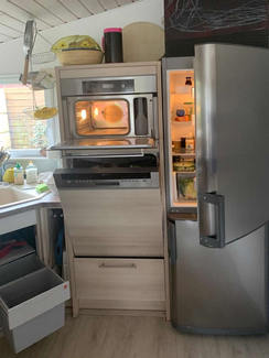 Küche mit Kühlschrank, Backofen, Geschirrspüler