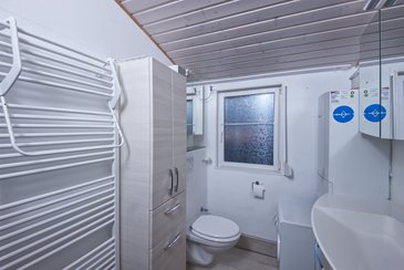 Bad mit modernem Handtuchheizkörper, Möbel, WC